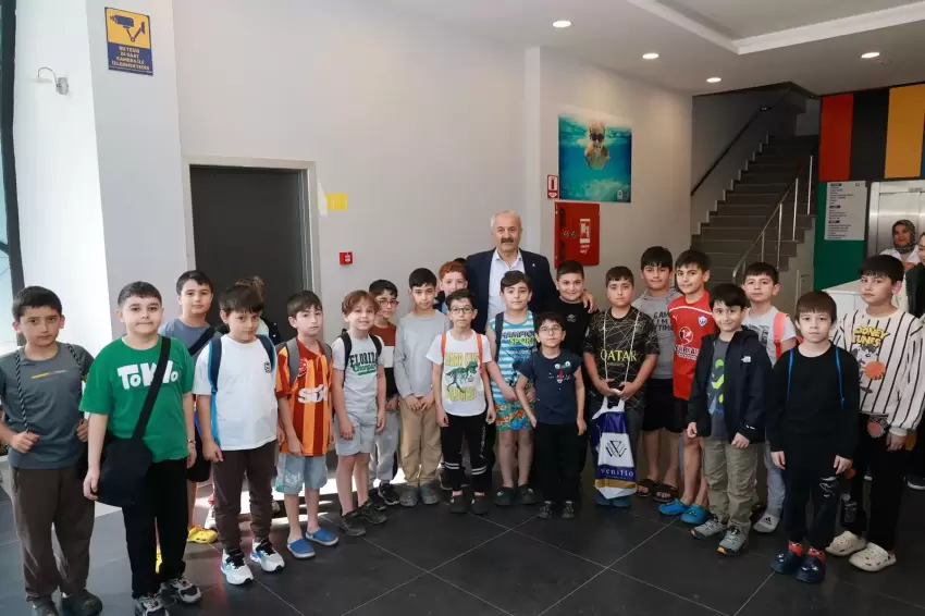 Gebze'de minik yüzücülere Başkan Büyükgöz'den ziyaret