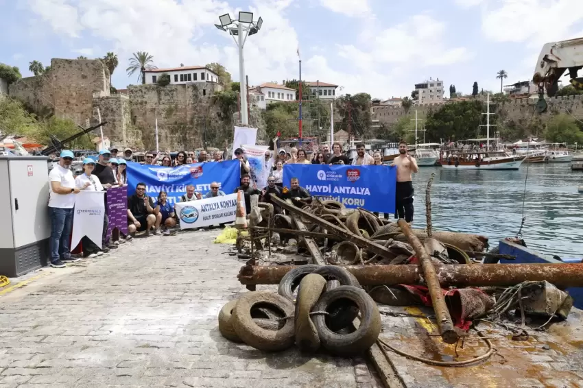 Antalyada deniz dip temizliği... 5 ton çöp çıkartıldı