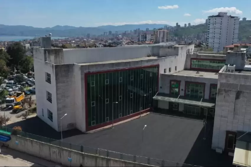 Ordu'da Fatsa Devlet Hastanesi önü sıcak asfaltla yenileniyor