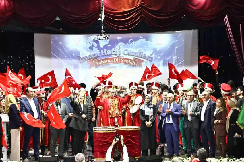 İzmirde İmam Hatipliler Yabancı Dil Şenliğinde buluştu