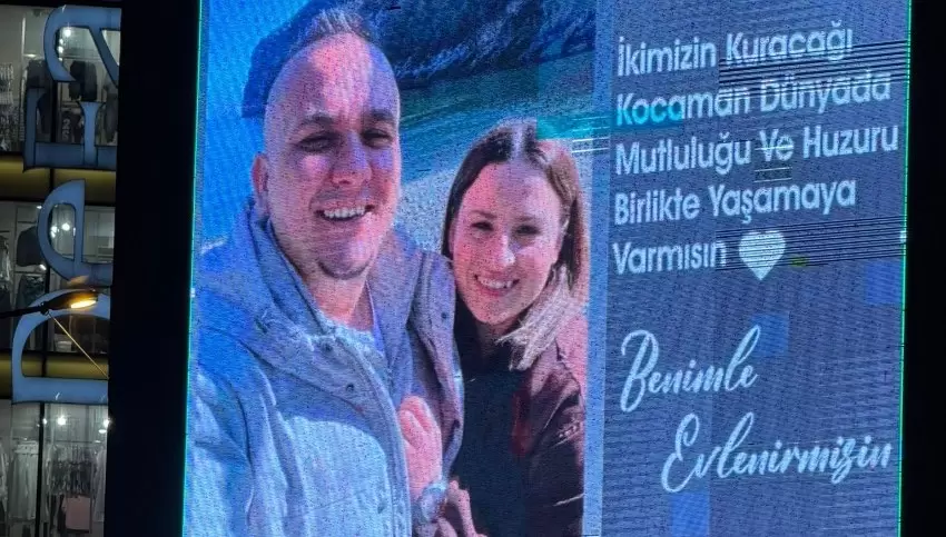 Zonguldak’ta dev ekranlı evlilik teklifi