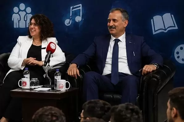 Vali Bozkurt ve eşi gençlerle Muhabbete Gel Gecesinde buluştu