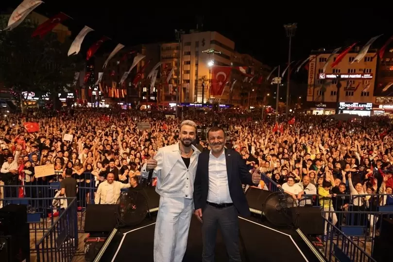 Denizlide dev buluşma: On binler Sefo konserine akın etti