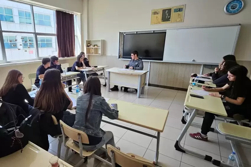 Bursa Mudanyada liselilerin münazara heyecanı