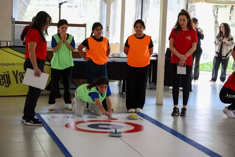 Antalya Büyükşehirden kız çocuklarına spor desteği
