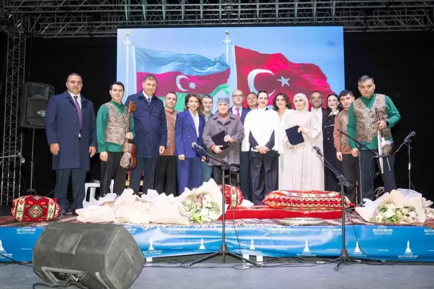 40 yıllık kardeşlik İzmirde şarkılarla kutlandı