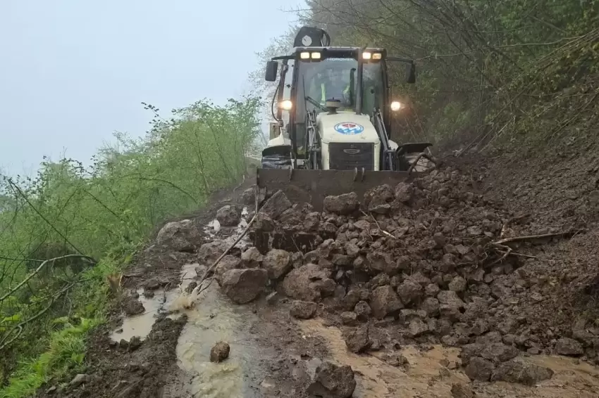 Trabzonda heyelan sonrası 4 yol açıldı