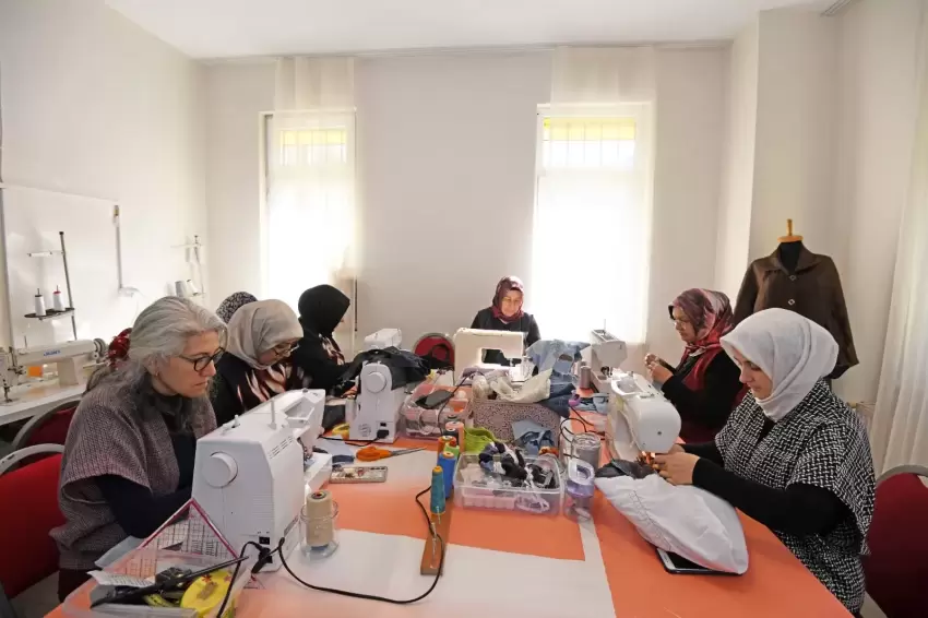 Bursa Osmangazide kadınlar geri dönüşümle üretiyor
