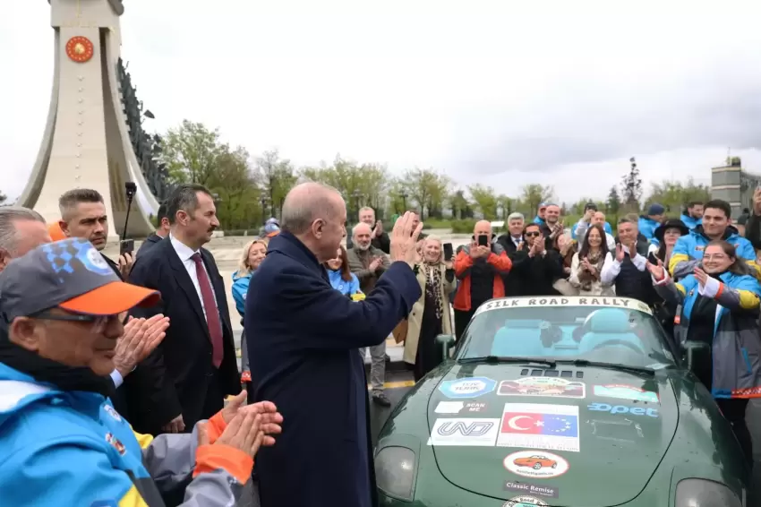 Cumhurbaşkanı Erdoğan, ralli kafilesini Külliyeden uğurladı