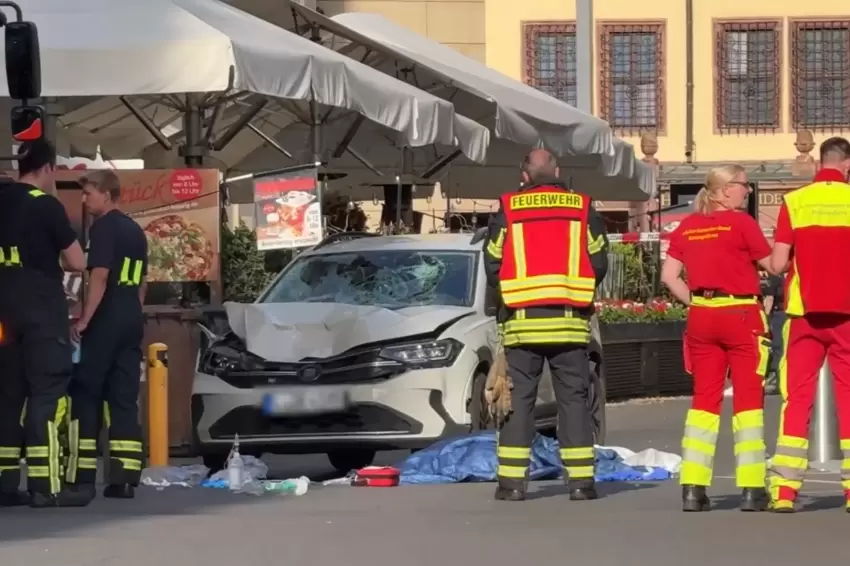 Almanyada araç yayalara daldı 2 ölü, çok sayıda yaralı var