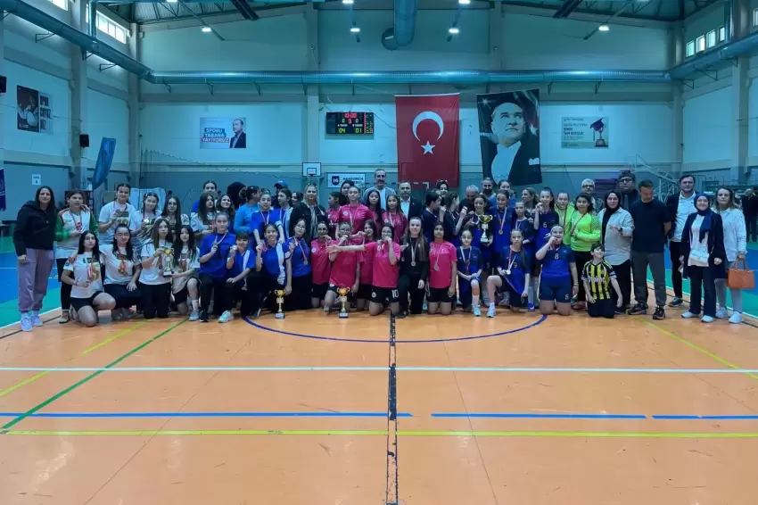 Futsalda şampiyon Elmasbahçeler Salih Şeremet Ortaokulu