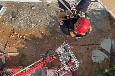 Mersinde inşaatta mahsur kalan işçiler itfaiye tarafından kurtarıldı