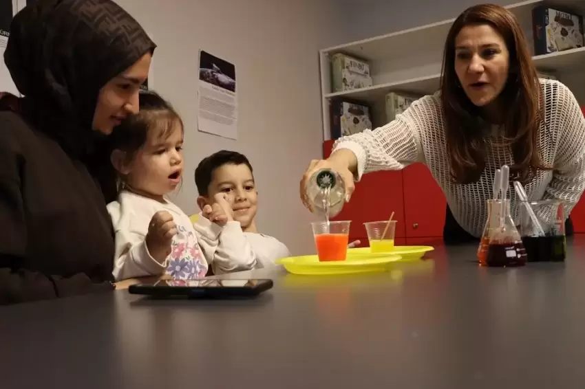 İstanbul Maltepede aileler bilimi çocuklarla deneyimledi
