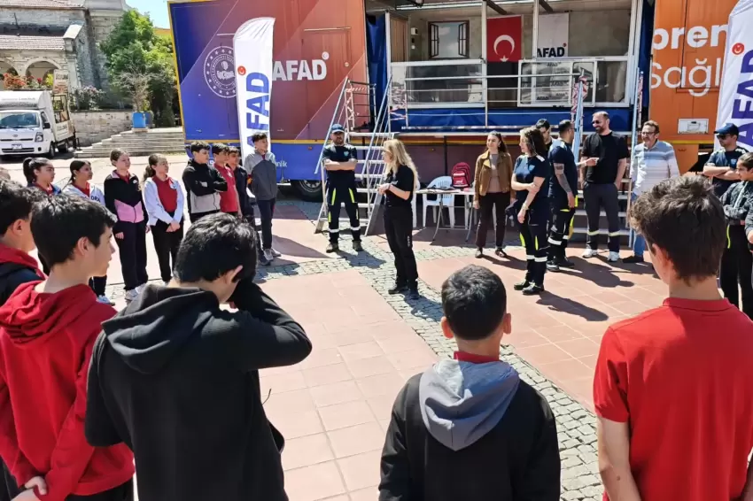 İzmir Aliağada deprem simülasyon tırı vatandaşla buluştu