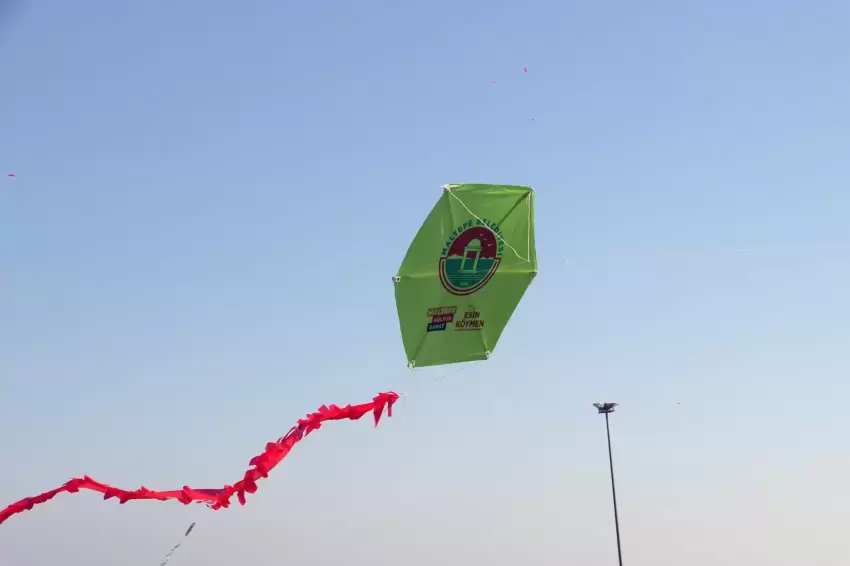 İstanbul Maltepede gökyüzü uçurtmalarla renklendi