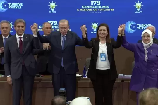 CHPli iki belediyeden AK Partiye katılım... Rozetlerini Erdoğan taktı