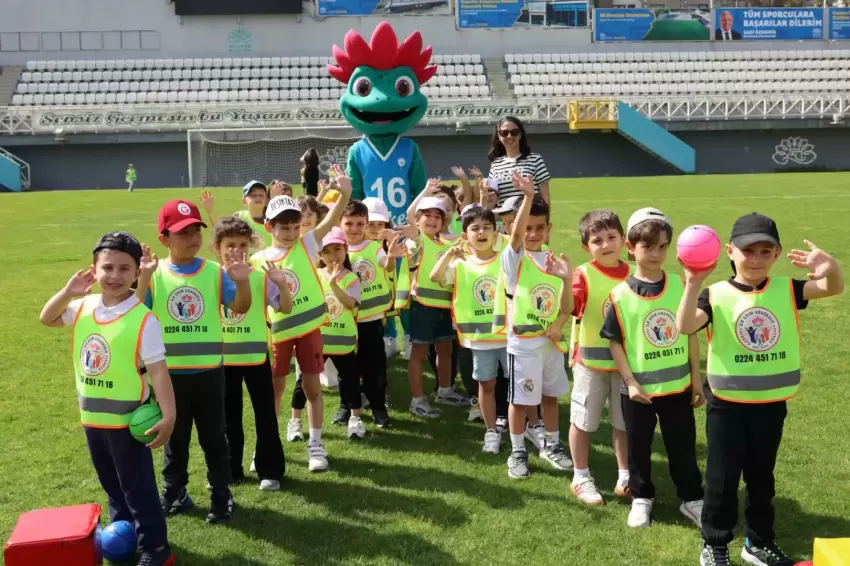 Bursa Nilüferde Spor Şenliklerinde sıra minik öğrencilerin