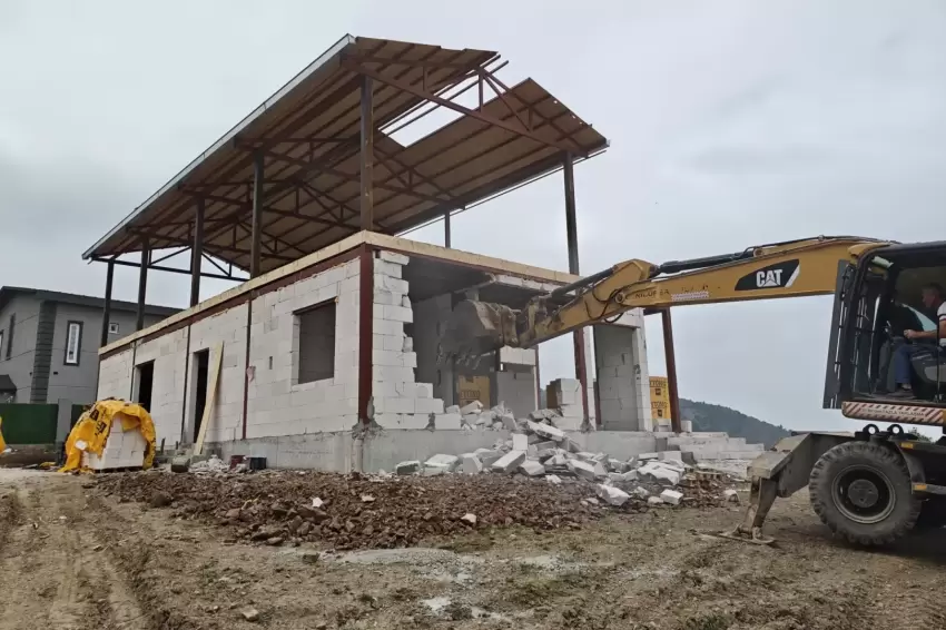 Bursa Nilüferde iki kaçak yapı yıkıldı
