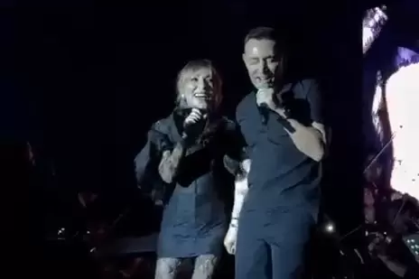 Mustafa Sandal konserinde kraliçe Ziynet Saliyi ağırladı