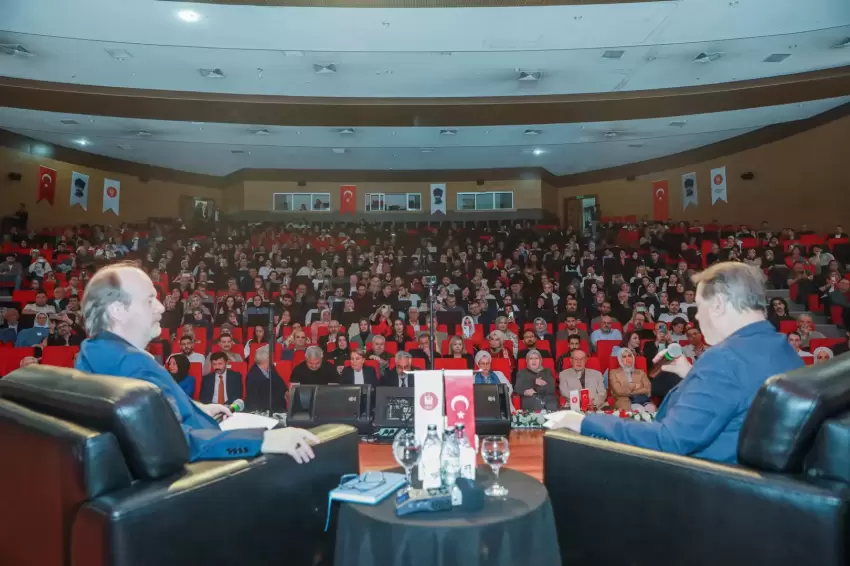 Ankara Keçiörende Ahmet Özhan konser ve söyleşisine yoğun ilgi