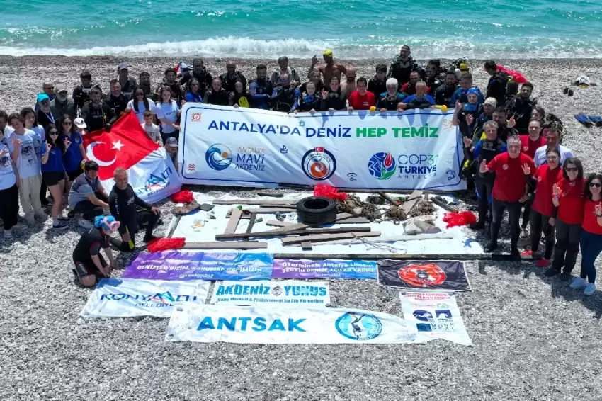 Antalyada denizden 20 ton atık çıkarıldı