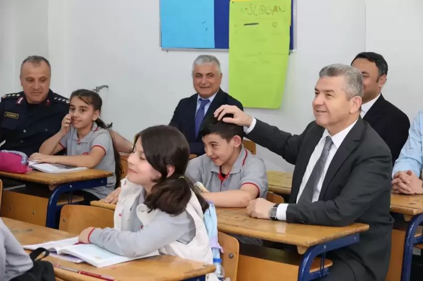 Artvin Valisi Ergünden okul ziyaretleri