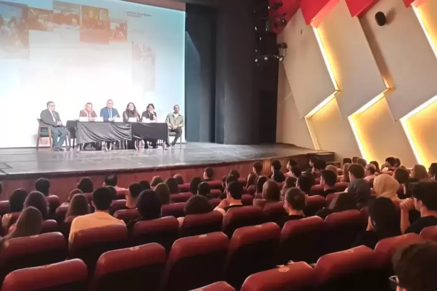Bursada gençler tiyatro sanatçılarıyla buluştu