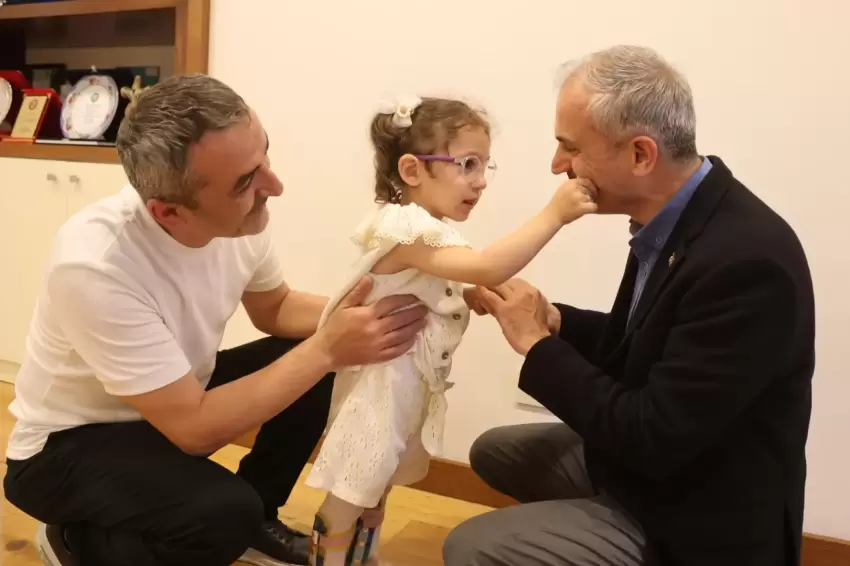 Kocaeli Çayırovada Başkan Çiftçi, minik Lina ve ailesiyle buluştu