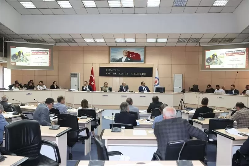 Denizlide çiftçiye tohum, dar gelirliye bayram desteği