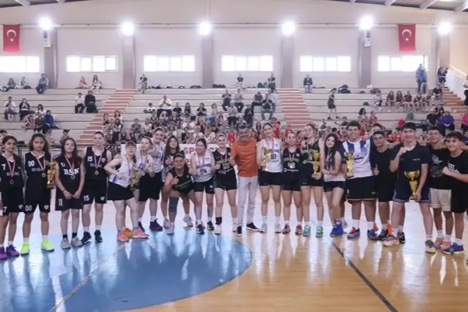 Denizlide gençlik 19 Mayısı spor, sanat ve doğada kutladı