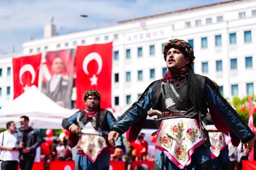 Manisada 19 Mayıs Coşkusu meydana taştı