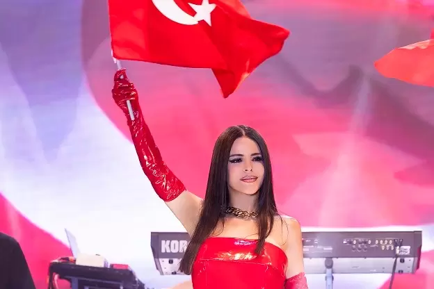 Kırmızının Simgesi... Kırmızı Ona çok yakışıyor