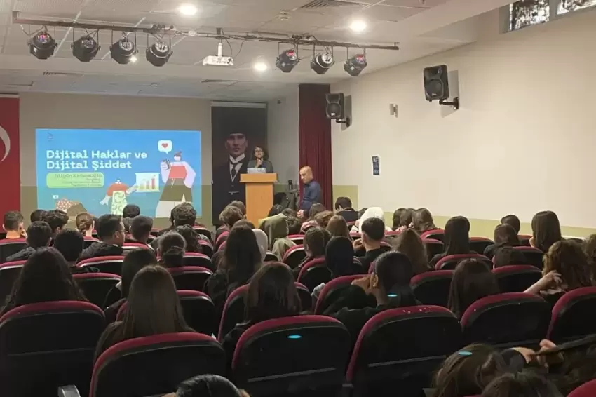 İzmirde dijital tuzaklara karşı gençlere kalkan