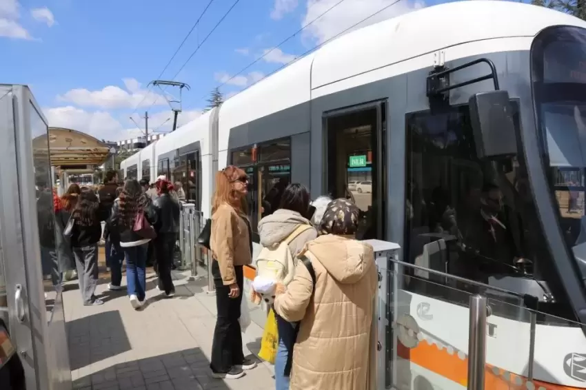 Eskişehirde öğrenciler Bas Geç ile ulaşımda nefes aldı