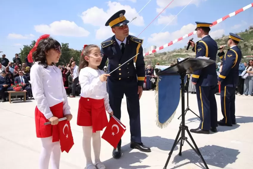 Hava Kuvvetleri Bandosundan öğrencilere moral konseri