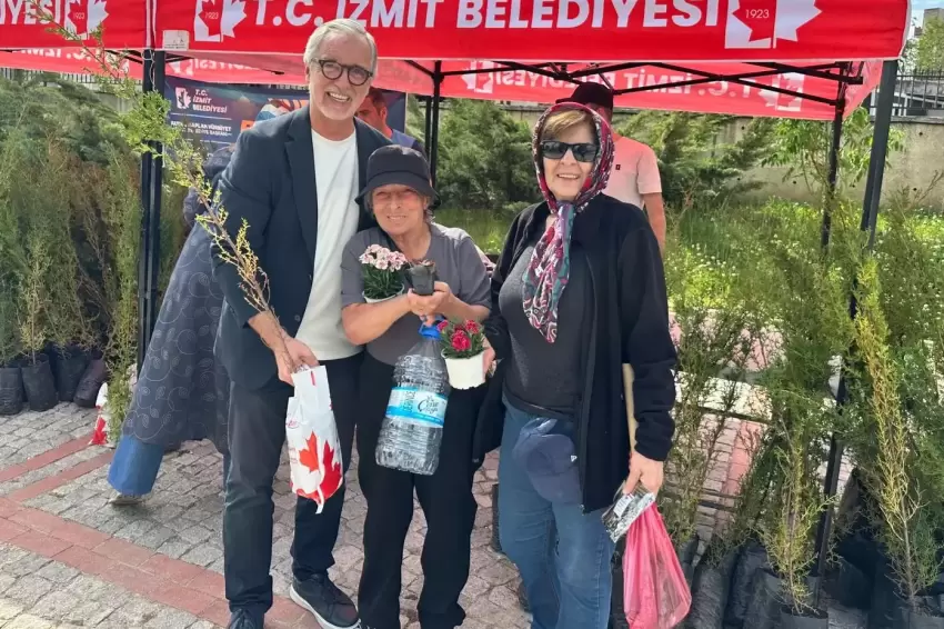 Kocaeli İzmitte mezarlıklarda fide dağıtıldı