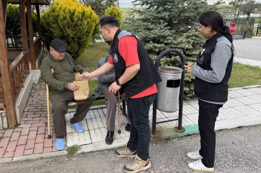 Çorumda huzurevi sakinlerine bayram ziyareti