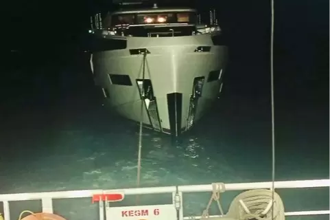 Lapseki açıklarında arızalanan teknedeki 4 kişi kurtarıldı