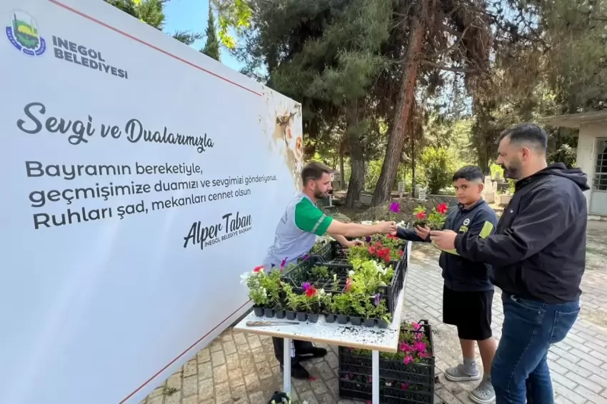 Bursa İnegölde bayram öncesi mezarlıklar çiçek açtı