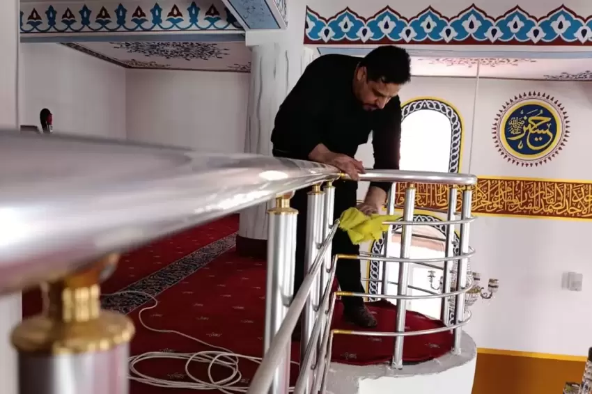 Ağrıda elinde bez, gönlünde hizmet... Cesim Hoca camiyi bayrama hazırladı