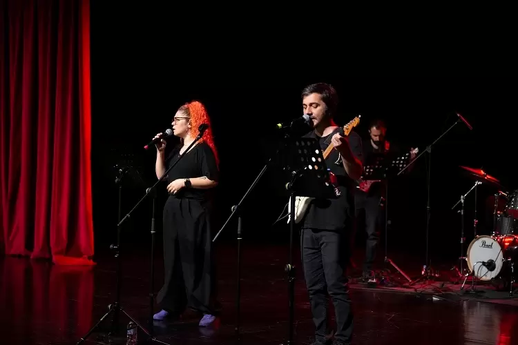 Mersinde LGSye hazırlanan öğrenciler stresi konserle attı