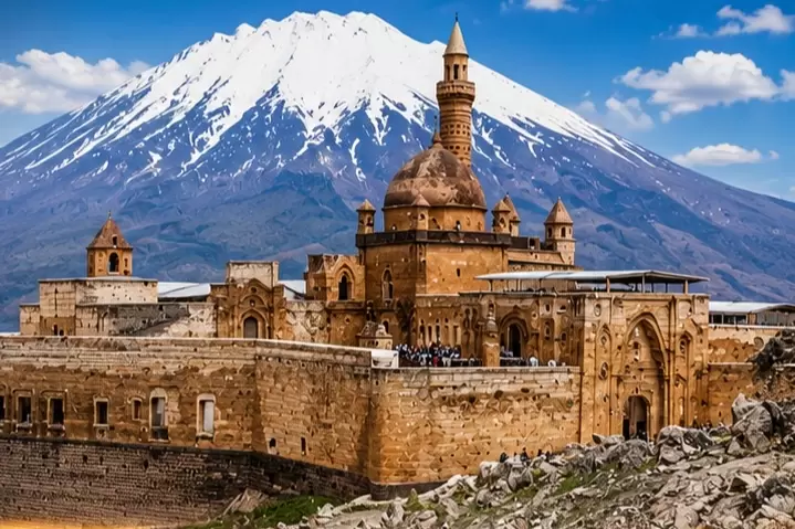 İshak Paşa Sarayı bayramda ziyaretçi akınına uğradı