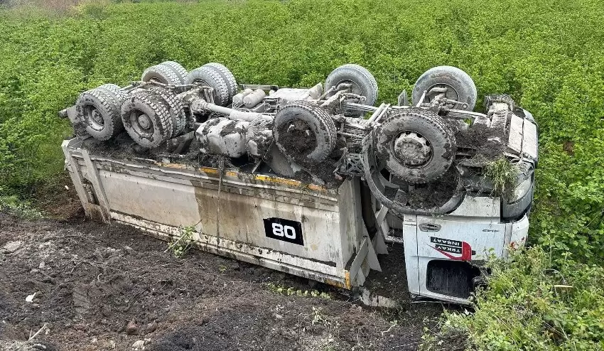 Faciadan dönüldü: Hafriyat kamyonu devrildi, 1 kişi yaralandı