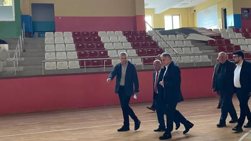 Milletvekili Bozkurt tadilatı devam eden spor salonunda incelemede bulundu