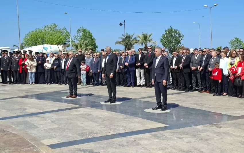 19 Mayıs Kdz.Ereğlide coşkuyla kutlandı.Protokol anıta çelenk koydu