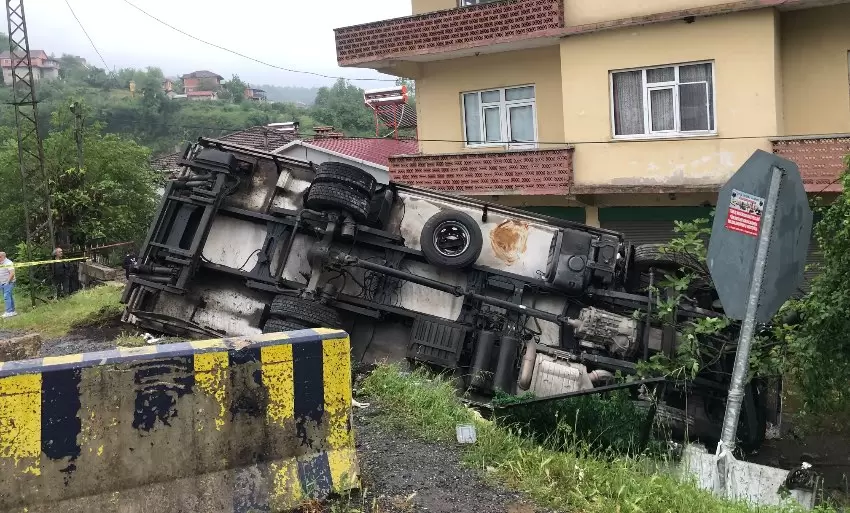 Yağış kazayı beraberinde getirdi: Kamyonet evin önüne devrildi