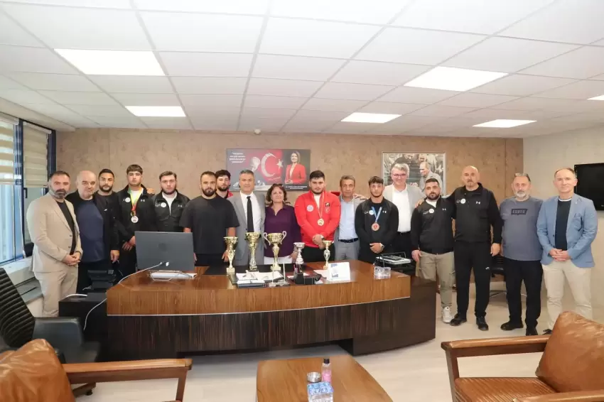 Kocaelide İzmit Belediyesporlu güreşçilerden çifte başarı