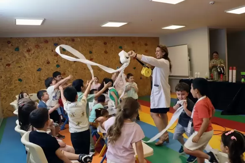 İstanbulda minikler bilimin renkli dünyasını eğlenerek keşfediyor