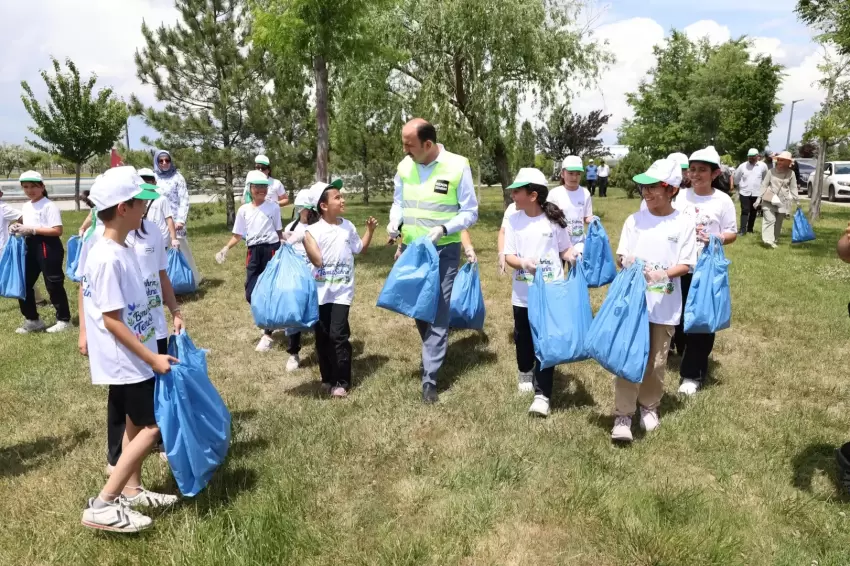 Konyada Başkan Altay çocuklarla çevre için kolları sıvadı