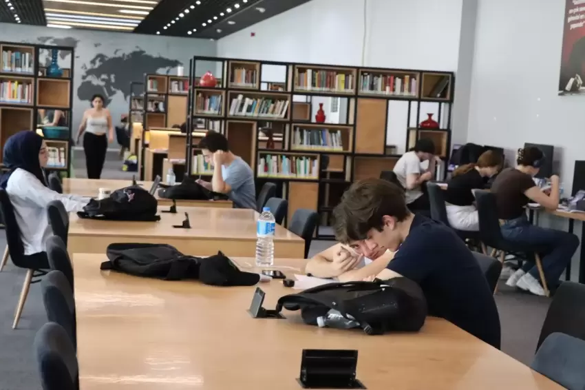 İzmitte sınav öncesi gençlerin adresi kütüphaneler